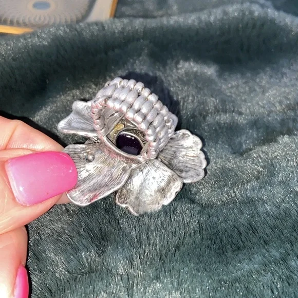 Beautiful silver tone flower 🌸 ring stretch band size 6.5 + - Picture 7 of 13